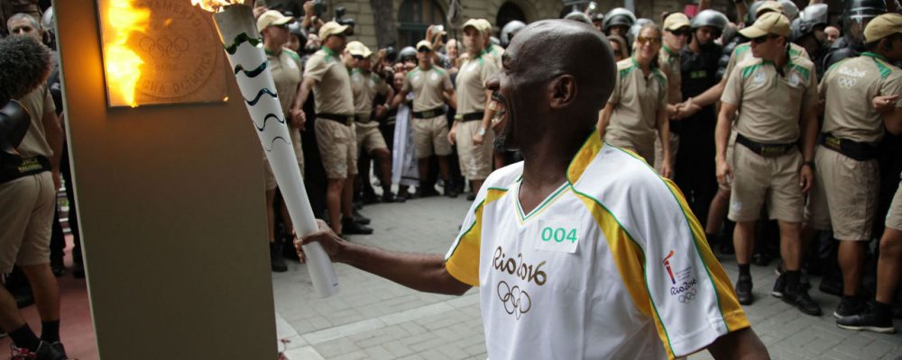Após passar por todas as regiões do país, Tocha Olímpica chega à cidade do Rio