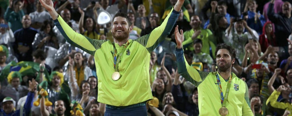 Dupla de ouro: Alison e Bruno batem italianos na final do vôlei de praia